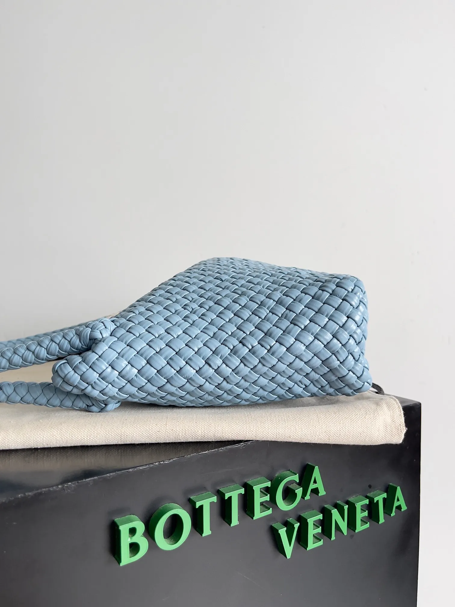 Batch 5760 BV collectible small woven handbags are really YYDS!! Bottega Veneta’s most classic small woven handbags are back! ! We use the highest quality leather with the highest craftsmanship❤️ to create the most precious works. We have created the original Intrecciato leather weaving process❤️ This unique traditional exclusive leather weaving method has not only become our logo but also the embodiment of the time-consuming and labor-intensive craftsmanship of our products❤️ The new TOSCA handbag must be a selection worth collecting🆕⚠️⚠️Babies, malachite and pearls can be sold separately and can be assembled by yourself Style number: 716974 Size: 27*9*18cm
